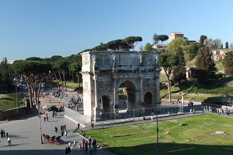Konštantínov oblúk v blízkosti Kolosea