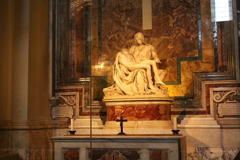 Známa socha Pieta od Michelangela