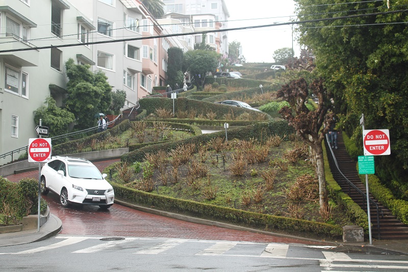Lombard Street - najkľukatejšia ulička v San Franciscu