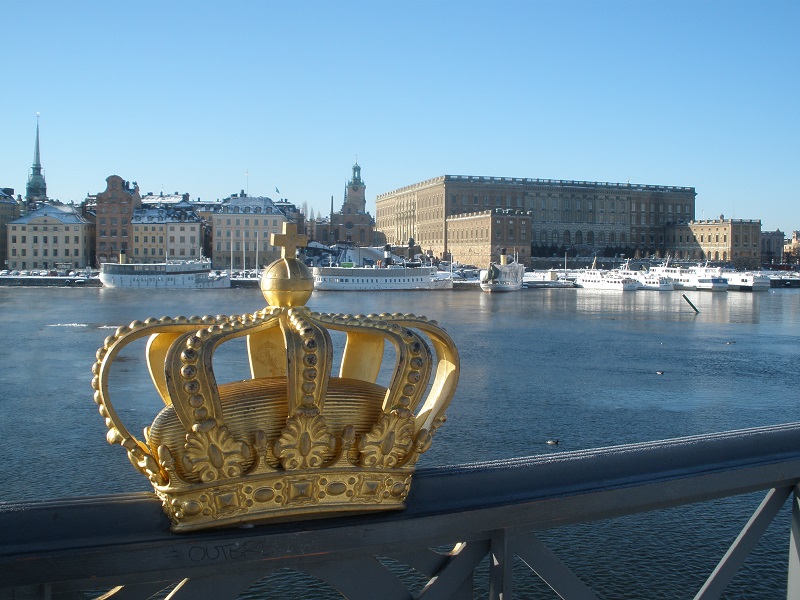 Slávny most na ostrov Skeppsholmen a Kráľovský palác v pozadí