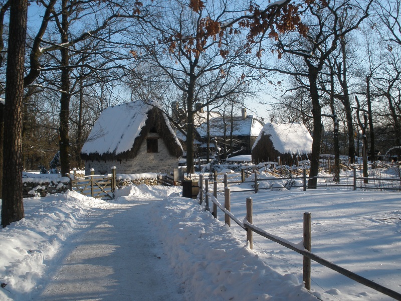 Tradičné švédske domčeky v Skansene pod pokrievkou snehu