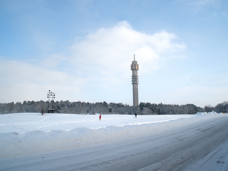 Miestni užívajúci si sneh a 155 metrov vysoká  televízna veža Kaknastormet