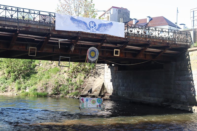 Most s hojdačkou pri vchode do Užupisu