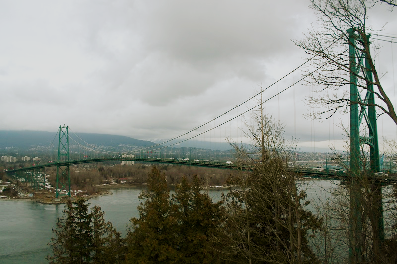 Pohľad na Lions Gate Bridge z Prospec Point Lookout v Stanley Parku