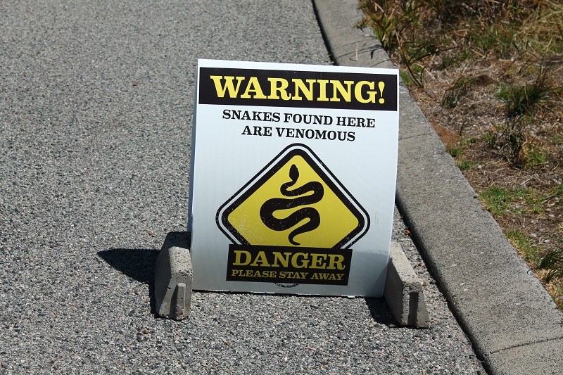 Tabule upozorňujúce na hady v parku