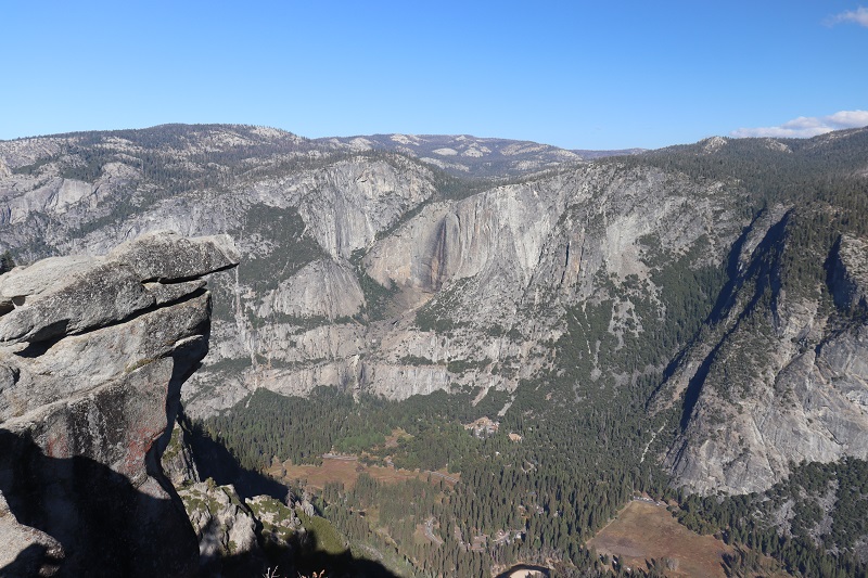 Výhľad na vodopády Yosemite Falls a do Yosemite Valley z vrcholu údolia