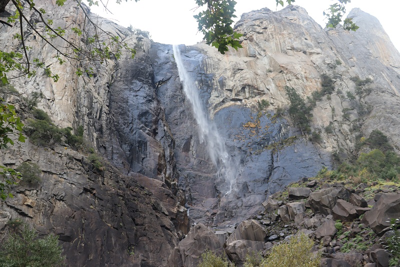 Vodopád Bridalveil Falls unášaný vetrom