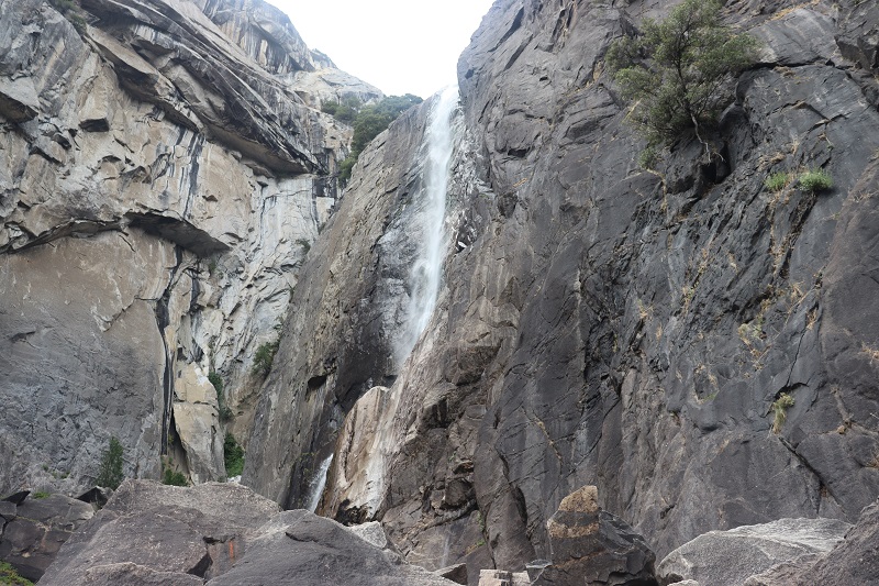 Tesne pod vodopádom Lower Yosemite Fall