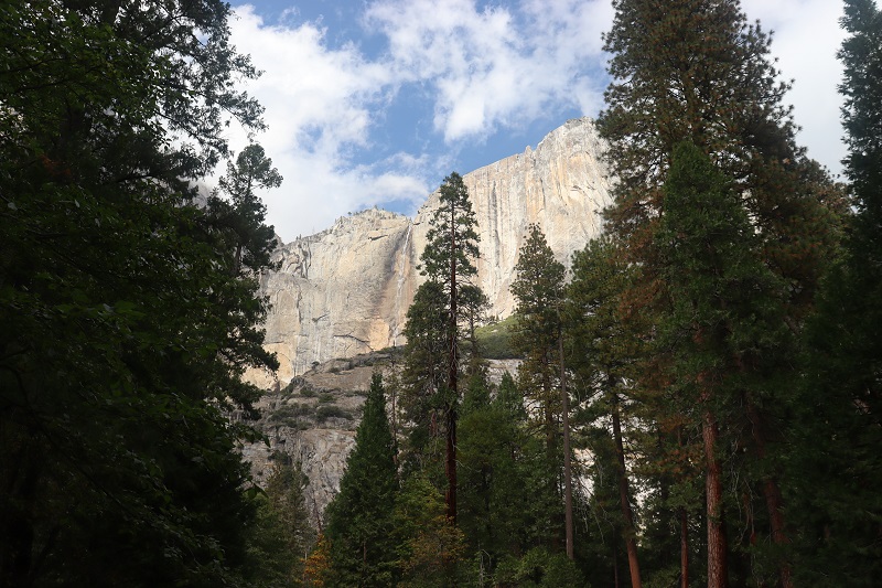 Výhľad z vyhliadky Yosemite Falls View na vodopád Upper Yosemite Falls