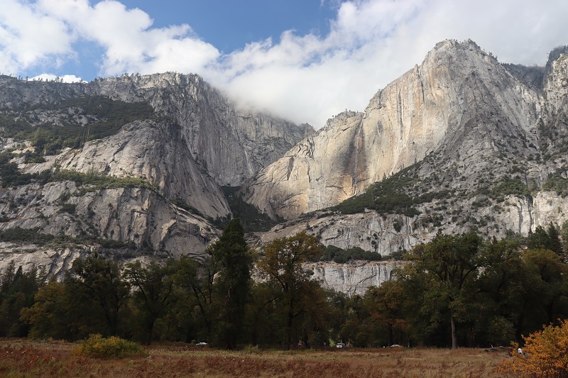 Výhľady na Yosemite Falls počas túry Cook's Meadow Loop