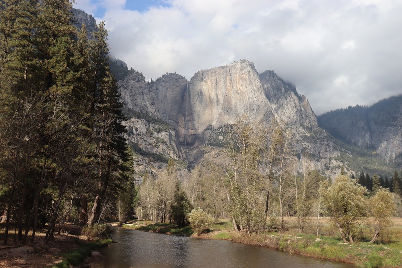 Výhľady z mosta Swinging Bridge na Yosemite Falls