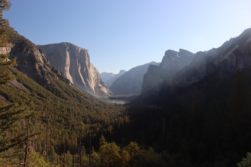 Ikonické výhľady od Tunnel View za svitania, hmla z požiarov nad údolím