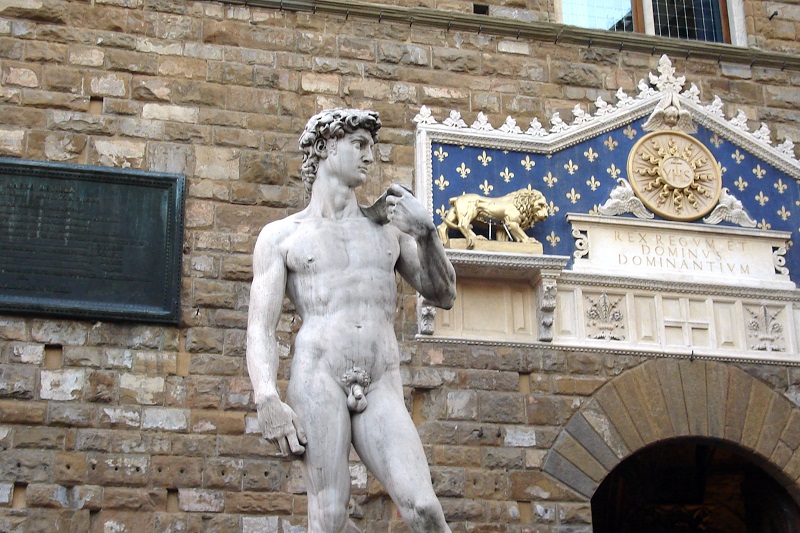 Kópia sochy Dávida pred chodom do Akadémie, originál je zakázané fotiť