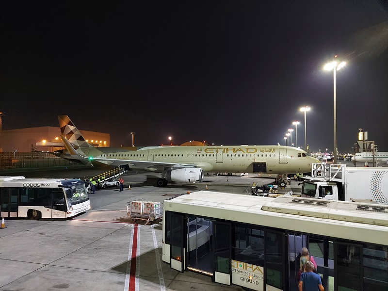 Etihad lieta z Abu Dhabí na Zanzibar len malými lietadlami Airbus A320. Dúfali sme, že to bude nejaké wide-body, no nebolo.