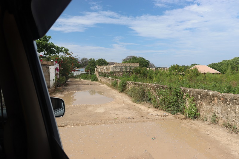 Niektoré cesty na Zanzibare vyzerali fakt hrozne, toto je jedna z hlavných v Nungwi