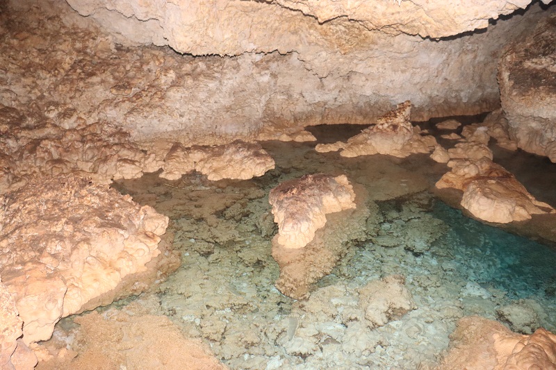 Jazierko s čistou vodou v Mangapwani Coral Cave, kde sa môžete aj okúpať