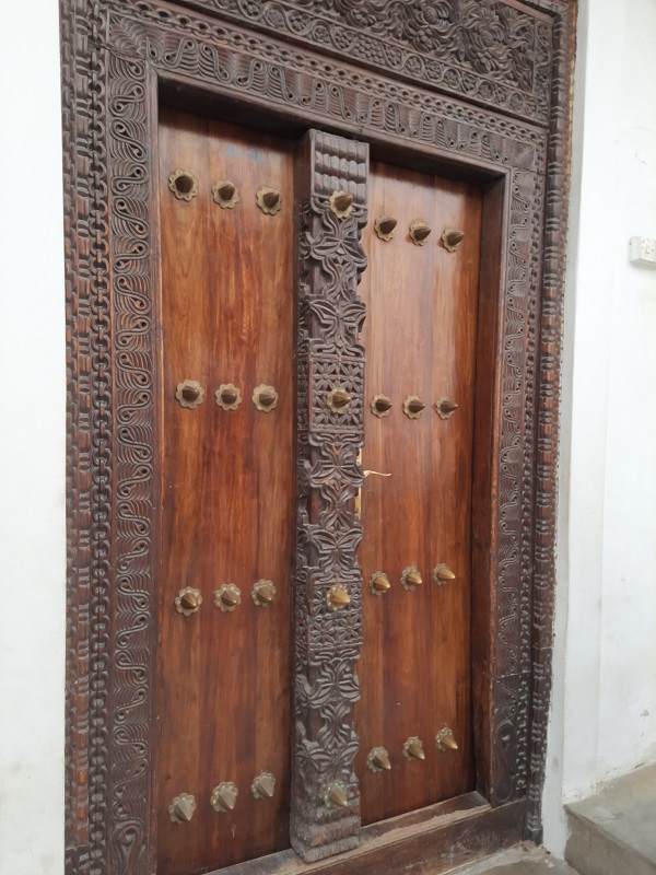 Pre Stone Town sú typické takéto krásne vyrezávané dvere