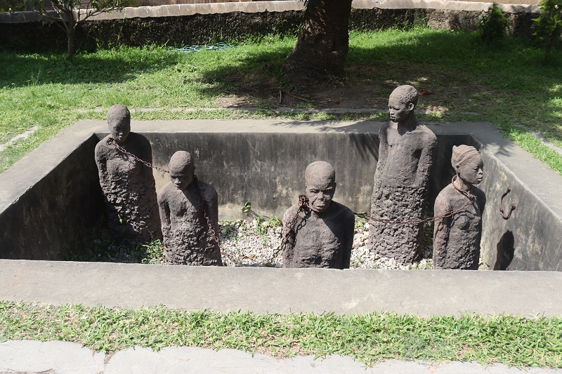 K Zanzibaru patrí aj história otrokárstva, ktorú pripomína táto socha