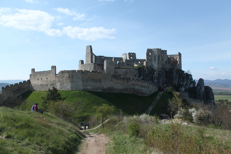 Výhľad na hrad Beckov z protiľahlého kopca