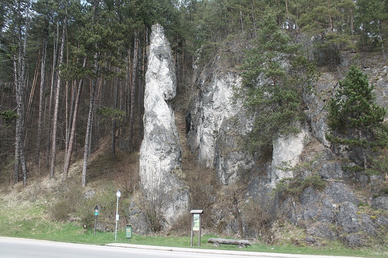 Poluvsianska skalná ihla, prírodná pamiatka, nachádzajúca sa v Rajeckých Tepliciach, pri ktorej sa ešte zastavujeme cestou