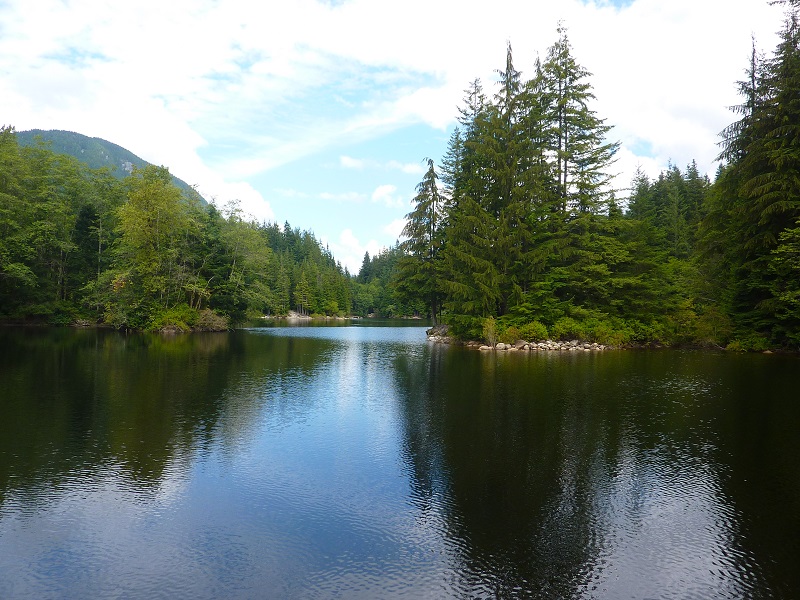 Nájsť pekné jazero v okolí Vancouveru na prechádzku alebo rybačku nie je problém.