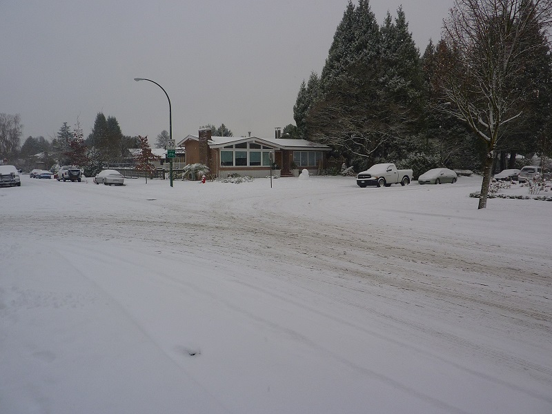 Takto vyzerali cesty okolo nášho domu v zime keď nasnežilo.