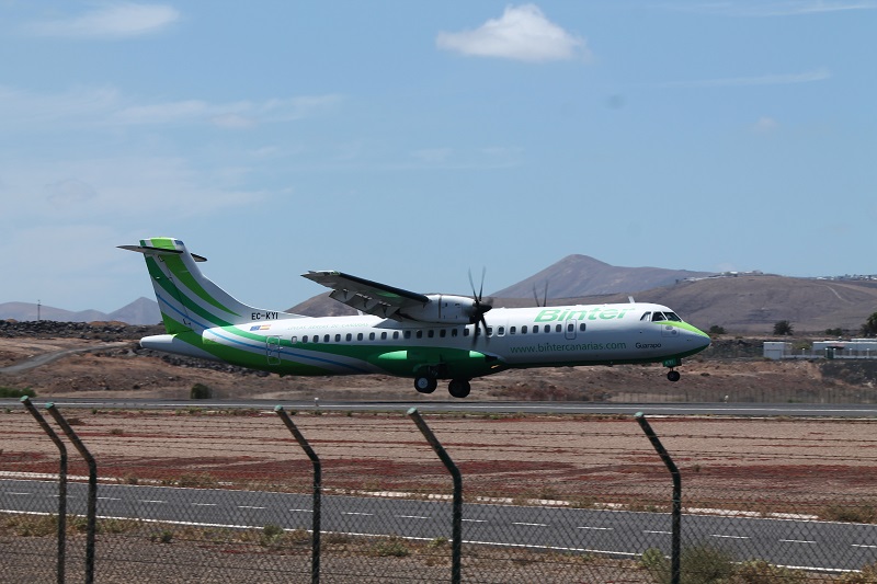 Lietadlo Binter Canarias pristáva na Lanzarote
