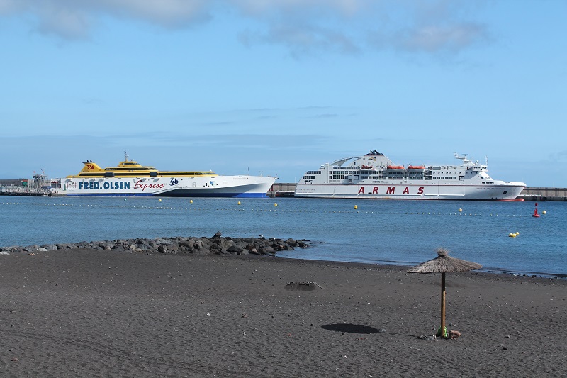 Trajekty oboch spoločností kotviace v prístave San Sebastian de la Gomera