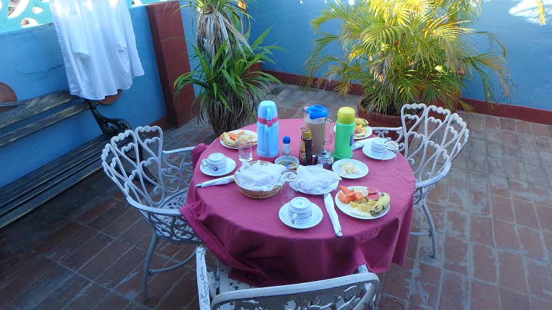 Raňajky na terase v jednej z Casa Particulares