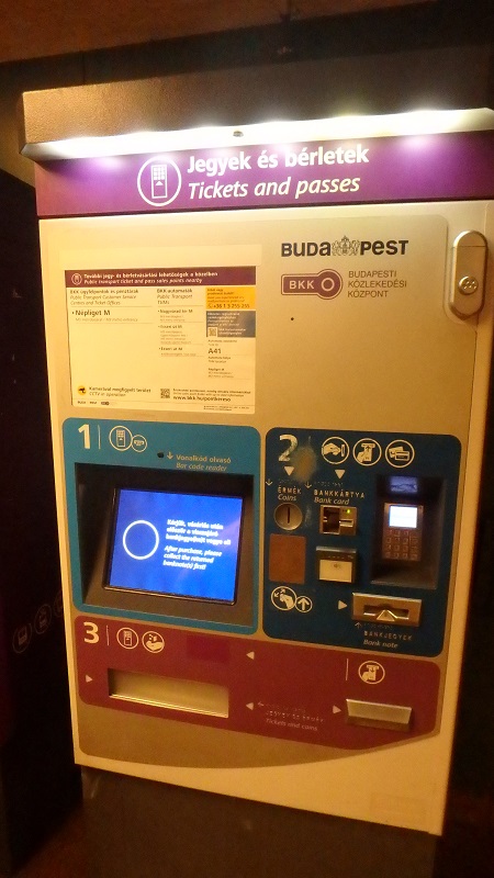 Pri vchodoch metra nájdete takéto automaty na lístky