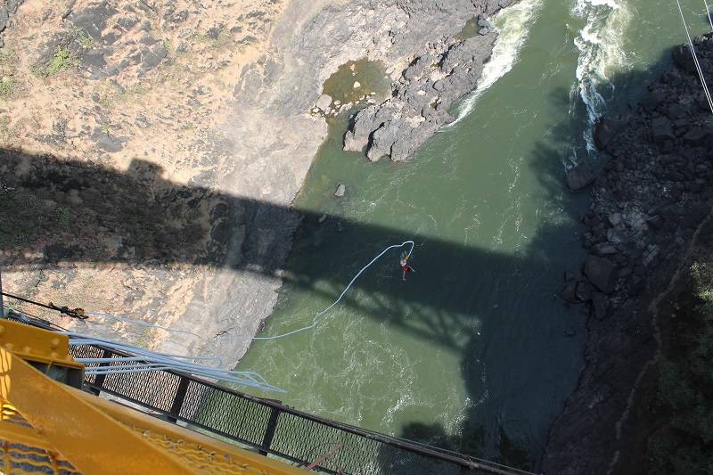 Bungee Jumping z hraničného mosta nad riekou Zambezi